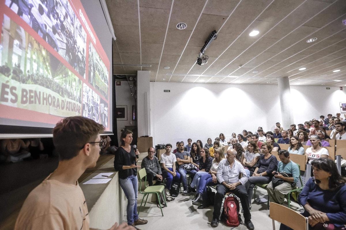 FOTOS | Así ha sido la asamblea ciudadana contra la masificación turística en el IES Sineu