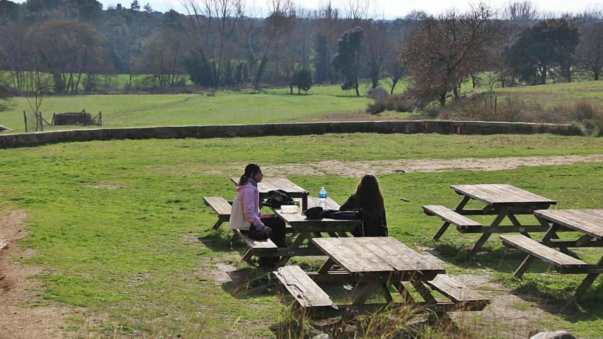 Les Gavarres des de Can Vilallonga amb dues dones descansant.