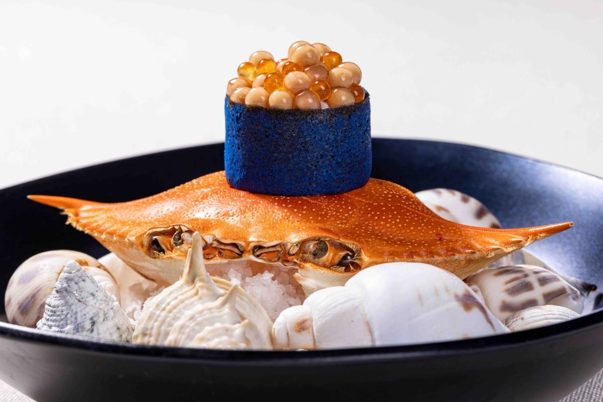 Cangrejo azul: cilindro de espirulina y nori, cangrejo azul aliñado y corales de cangrejo, una de las elaboraciones del restaurante Voro.