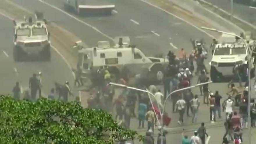 Una tanqueta atropella a un manifestante contrario a Maduro