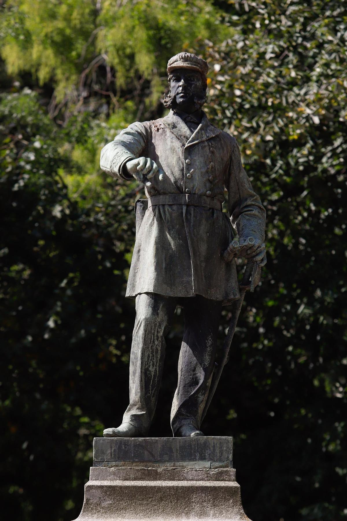 Escultura en honor al almirante vigués Casto Méndez Núñez en la Alameda.