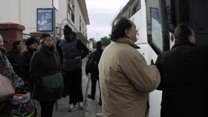 Cinc autocars cobreixen el trajecte entre Figueres i Portbou