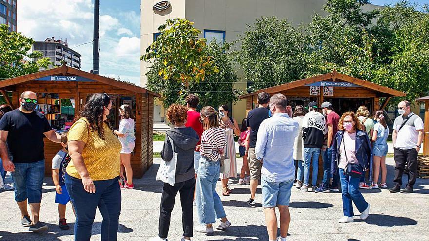 Ambiente en la feria del libro de Vilagarcía, ayer.