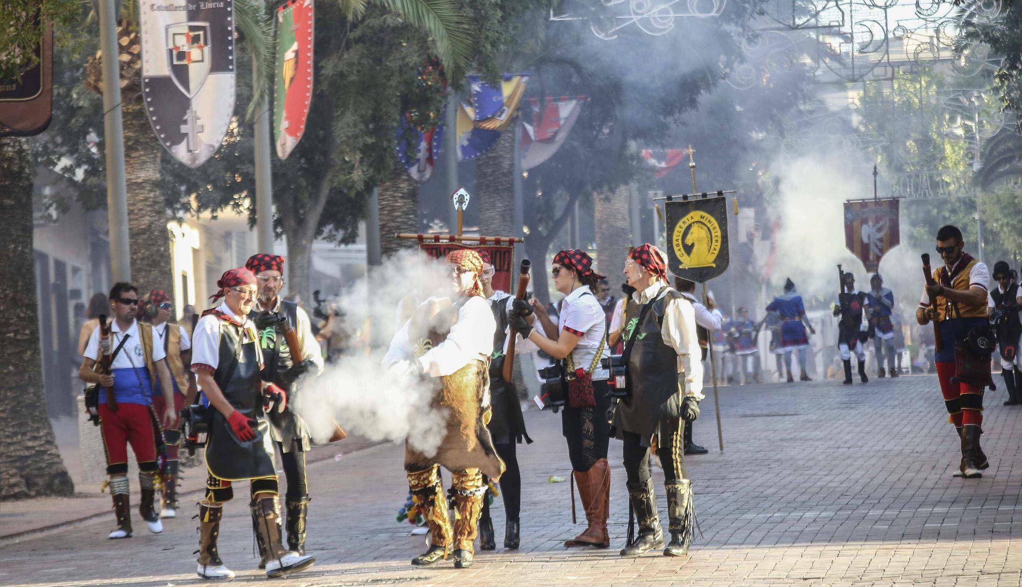 Cocentaina cierra con una masiva respuesta los Moros y Cristianos del reencuentro tras la pandemia