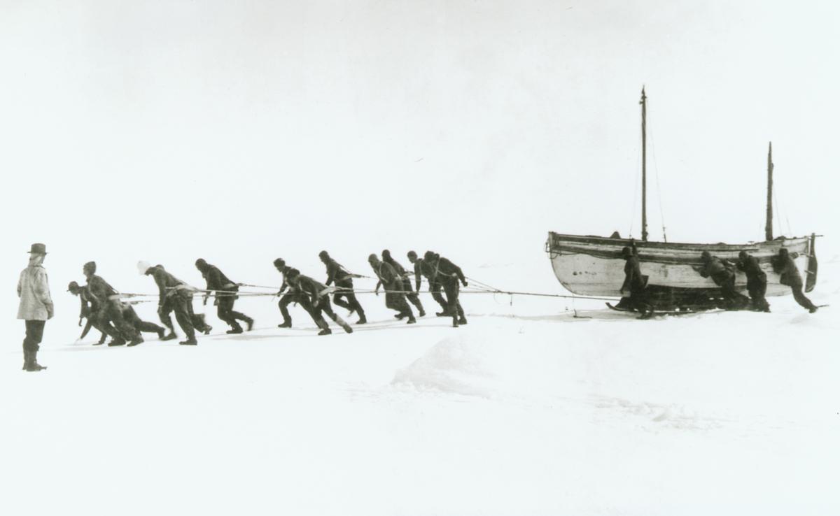 La tripulación del Endurance transporta las barcas salvavidas a través del hielo.