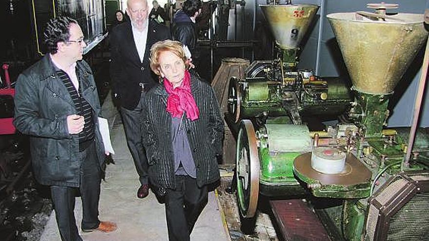 Felgueroso, entre dos liadoras de tabaco y el director del Museo del Ferrocarril, Javier Fernández. Tras ellos, Vilabrille.