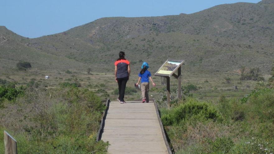 Participantes en la yincana &#039;En busca del tesoro&#039;, en el parque regional de Calblanque