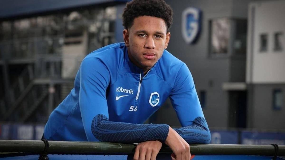 Onstein, en una imagen posando con la indumentaria del Genk