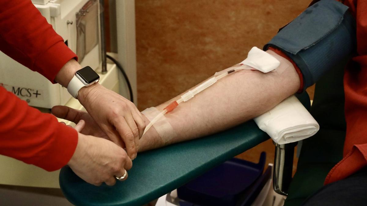 Una persona donando sangre.