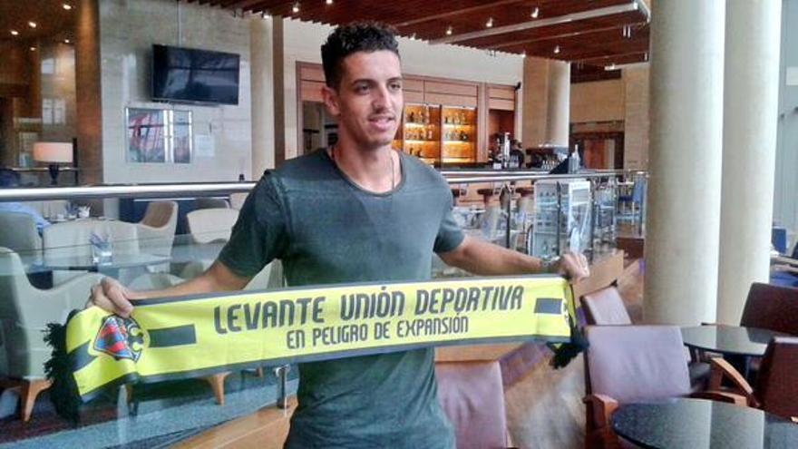 Feddal, con la bufanda del Levante.