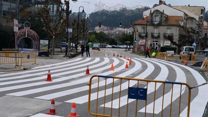 Los trabajos de pintado del paso de peatones que une la Praza do Concello con Méndez Núñez mantuvieron ayer el tráfico cortado. // G.N.