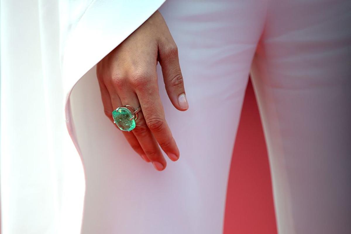 El anillo verde, a juego con los pendientes