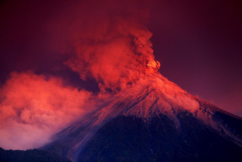 Miles de personas evacuadas por fuerte erupción ...