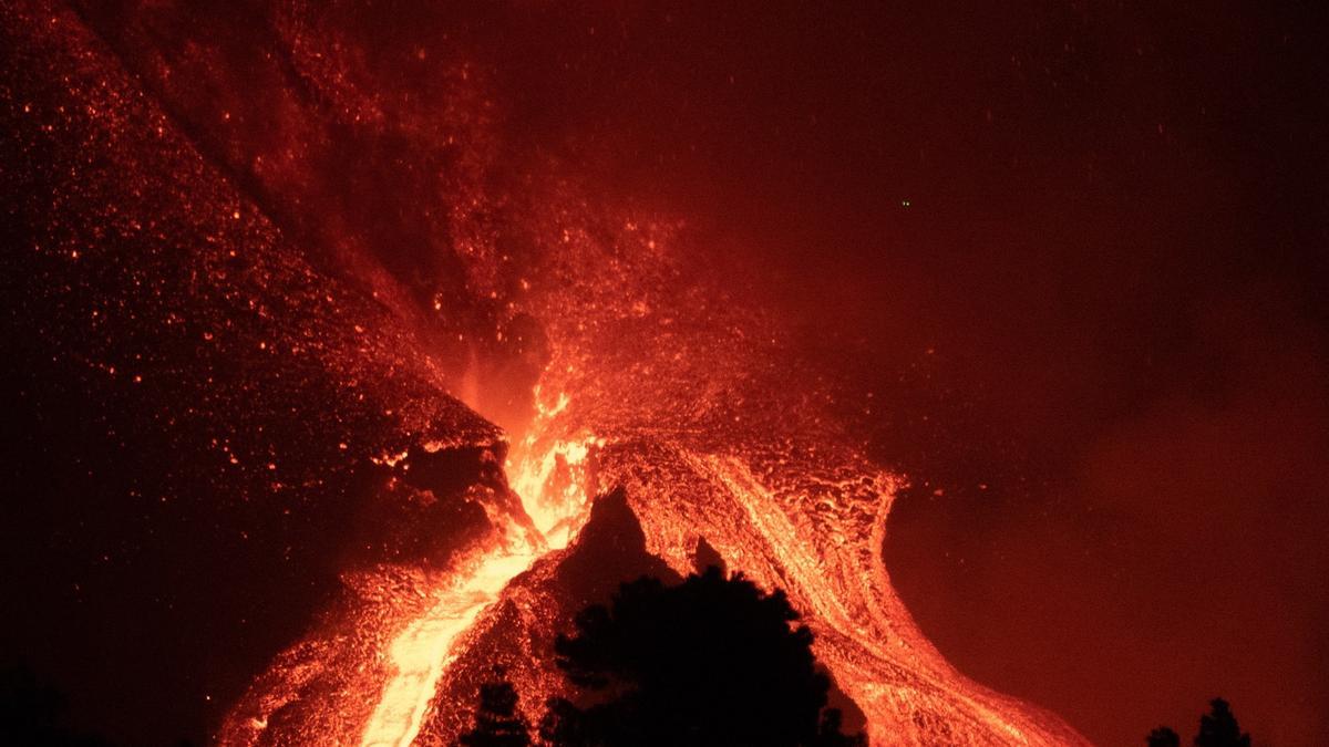 El volcà continua actiu un mes després de l&#039;inici de l&#039;erupció.