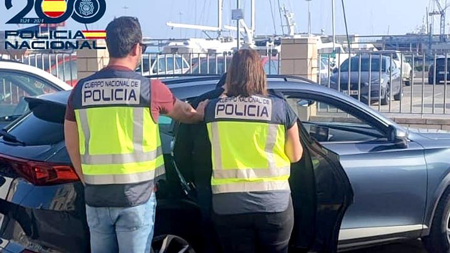 Tres detenidos en Los Palacios por extorsionar a personas que contactaban con prostitutas por internet