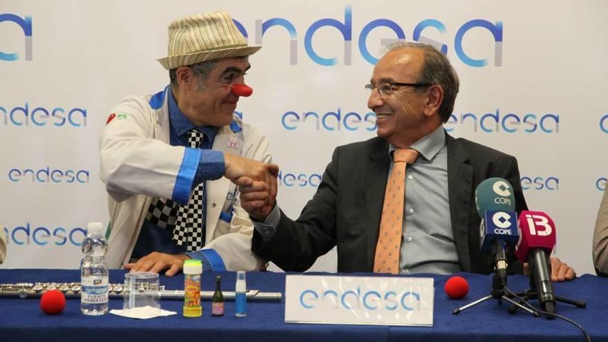 &#039;Aspirino&#039; estrecha la mano a Ernesto Bonnín, director general de Endesa en Balears.