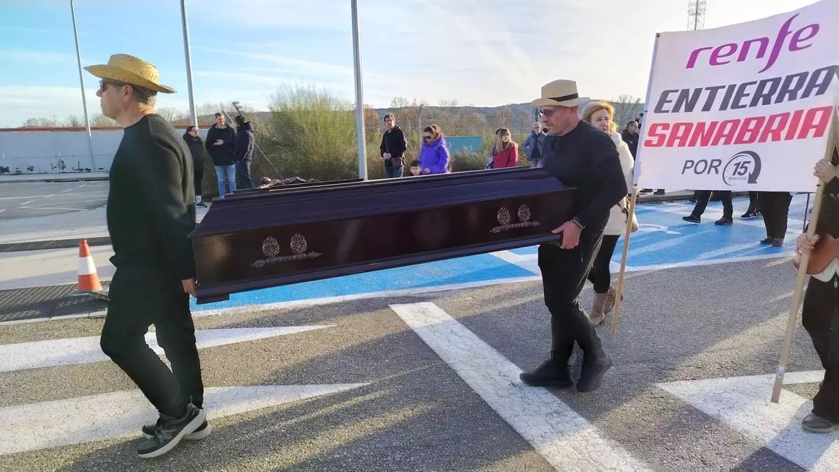 La performance en protesta por la supresión de paradas de tren en Sanabria