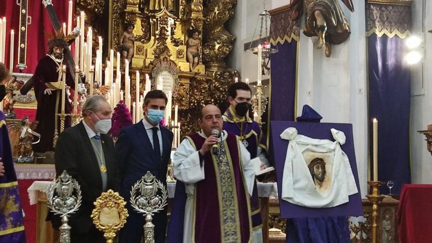Bendición del nuevo paño de Verónica para el paso de misterio de la Santa Faz.