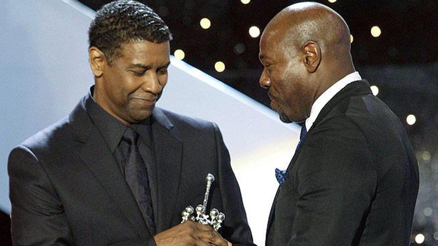 Antoine Fuqua entrega el Premio Donostia a Denzel Washington.