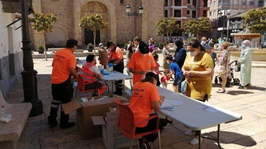 El ayuntamiento, a través de voluntarios de Protección Civil, repartió mascarillas a la población.