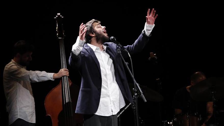La voz de Salvador Sobral conquista el Gran Teatro con su exquisitez