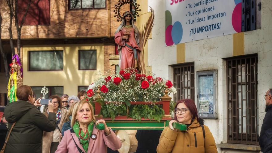 VÍDEO | La grúa permite el inicio de la procesión de las águedas de San Lázaro