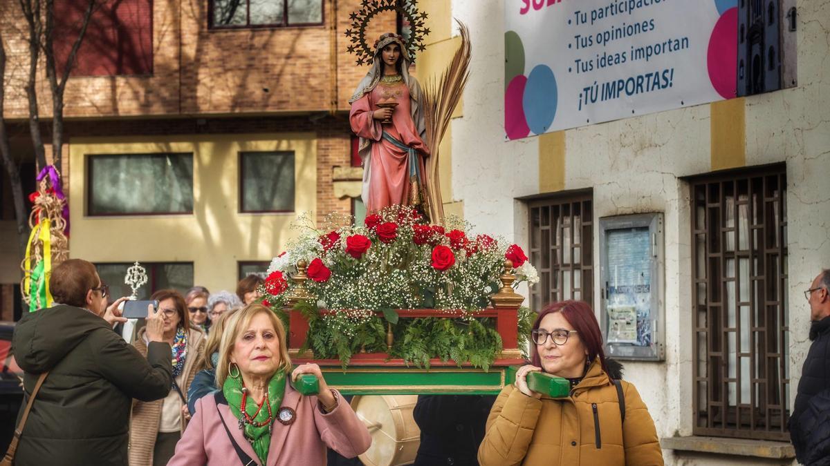 VÍDEO | La grúa permite el inicio de la procesión de las águedas de San Lázaro