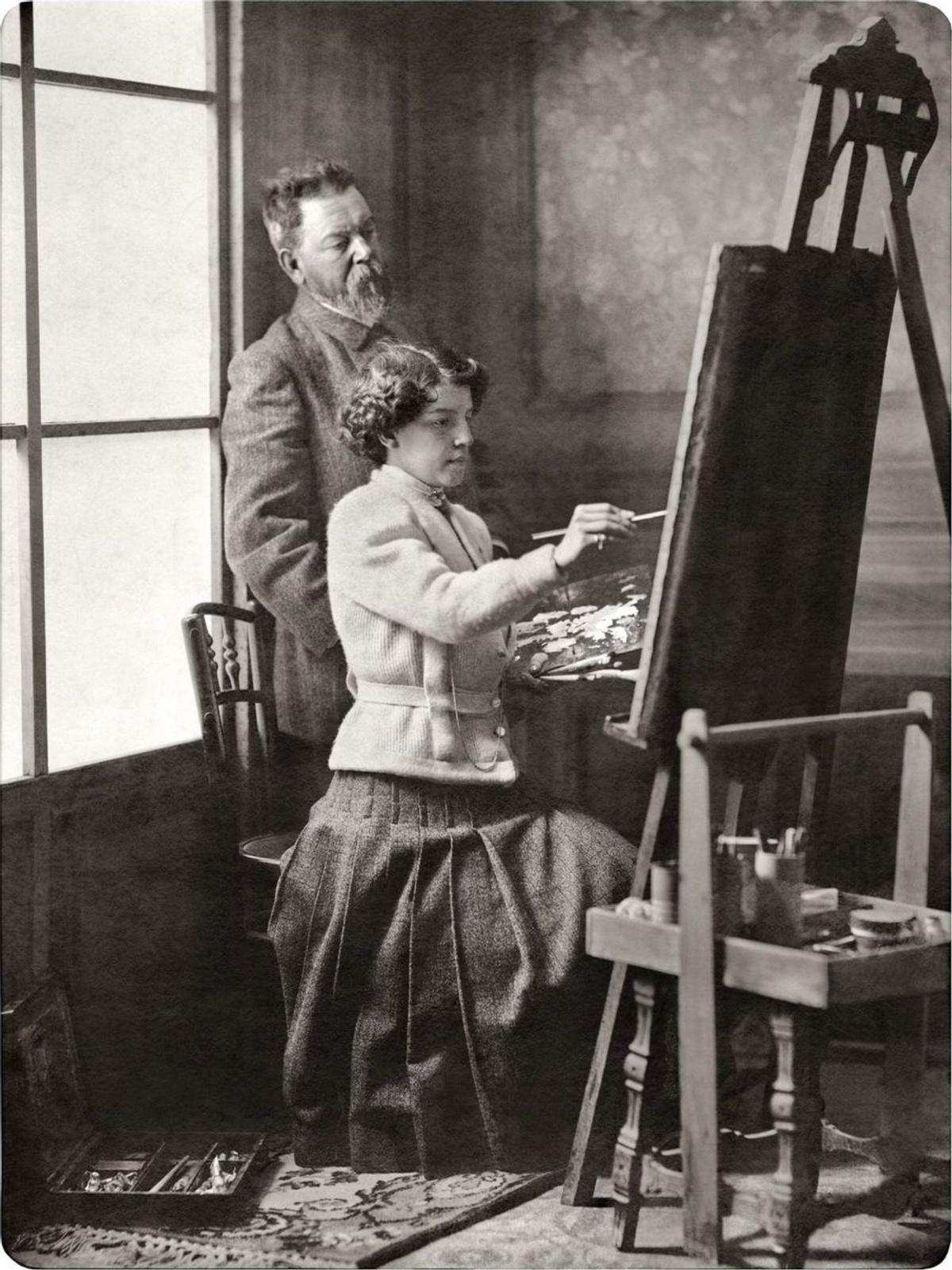 Joaquín Sorolla observa cómo
 pinta su hija María, autora de
 obras como «La chula» (arriba). 
museo sorolla/ l-emv