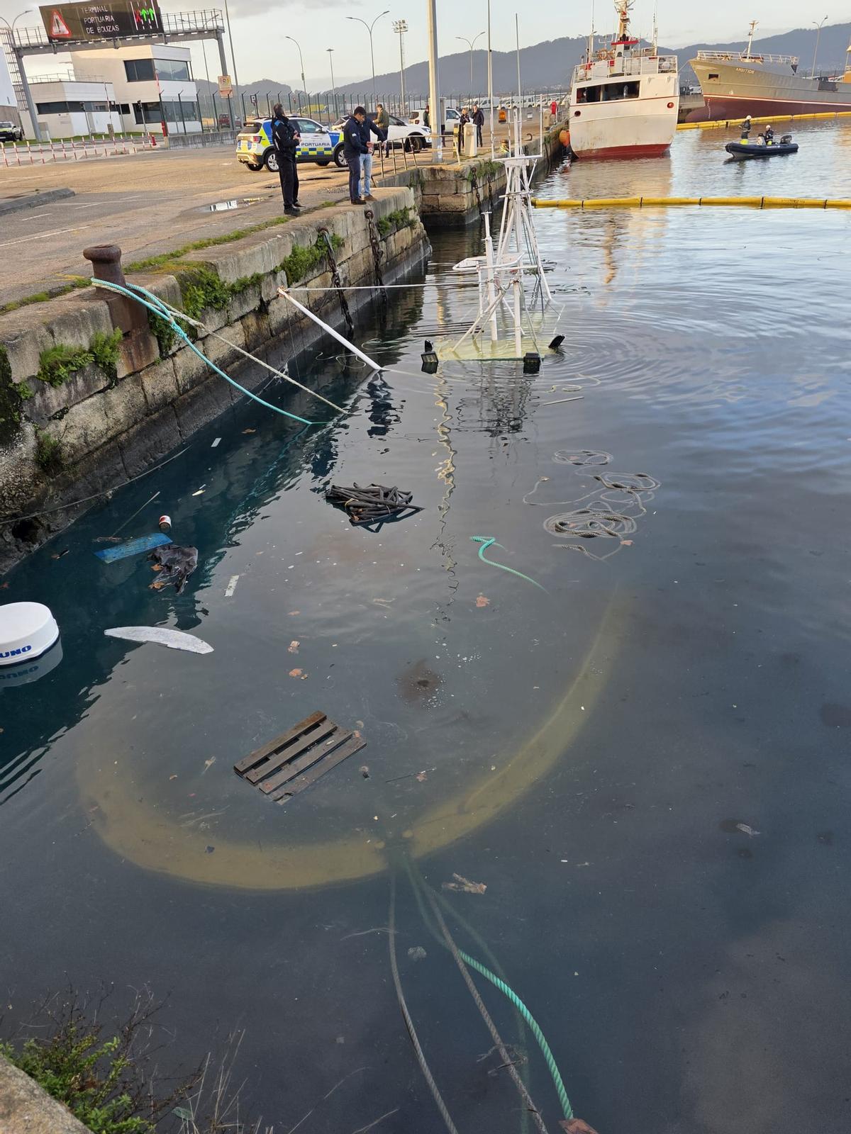 El pesquero portugués hundido en la dársena de Bouzas, en imágenes