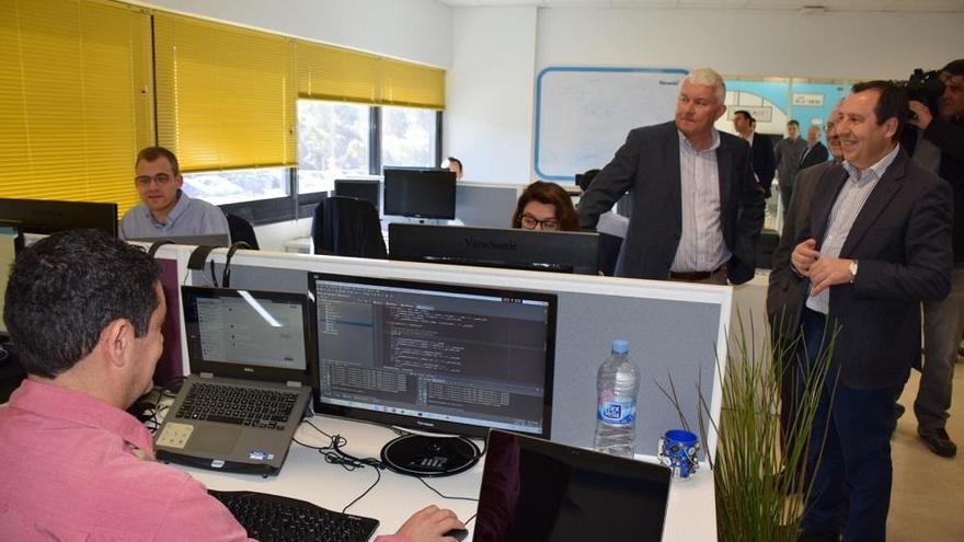 Brendan Monaghan y José Luis Ruiz Espejo, en la visita a la sede de Neueda.