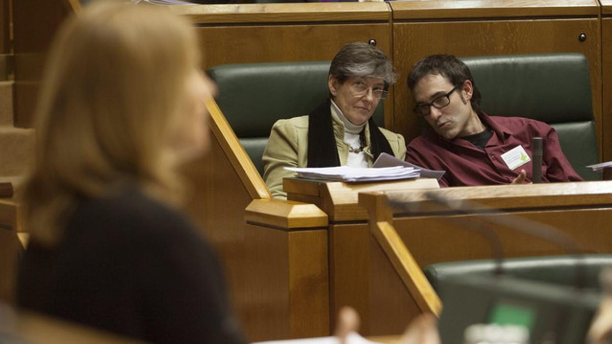 La portavoz de EH Bildu, Laura Mintegi (centro) conversa con el parlamentario Julen Arzuaga (derecha), durante la intervención de Arantza Quiroga, del PP, este jueves, en el Parlamento vasco.