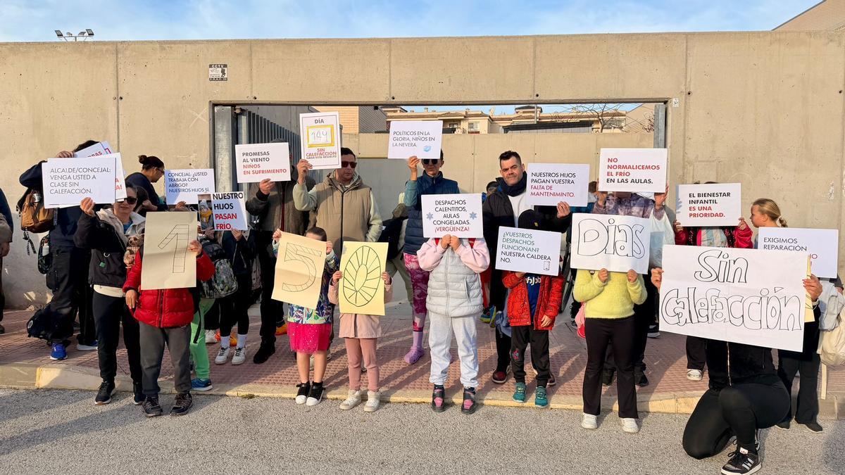 Una de las últimas protestas en la puerta del colegio