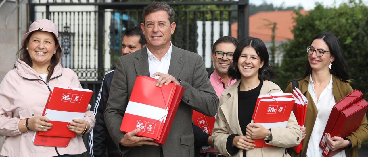 Besteiro, con otros militantes socialistas, presentó 3.000 avales en la sede del PSdeG