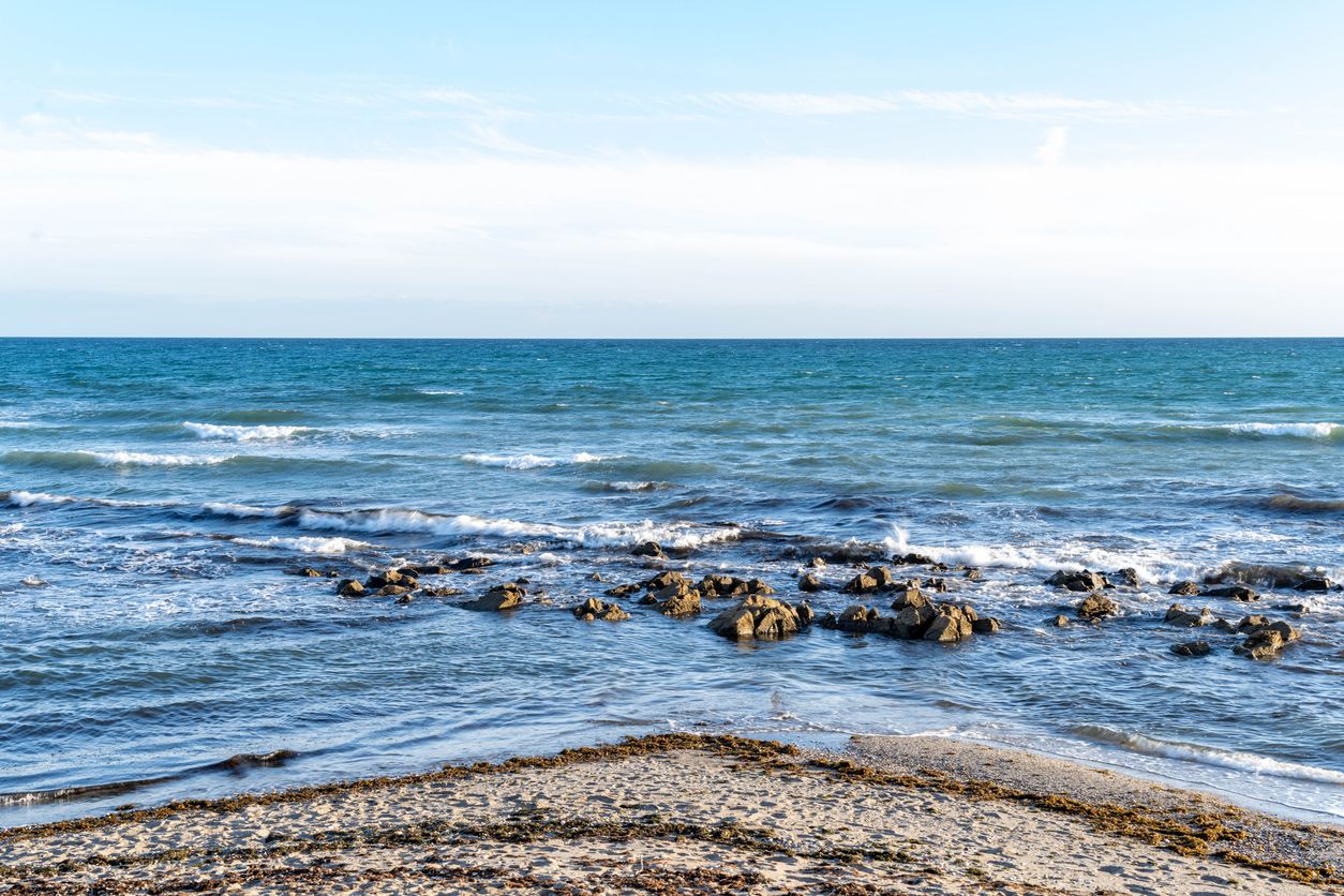 Paisaje marítimo de la playa y el mar de Mijas, Málaga.