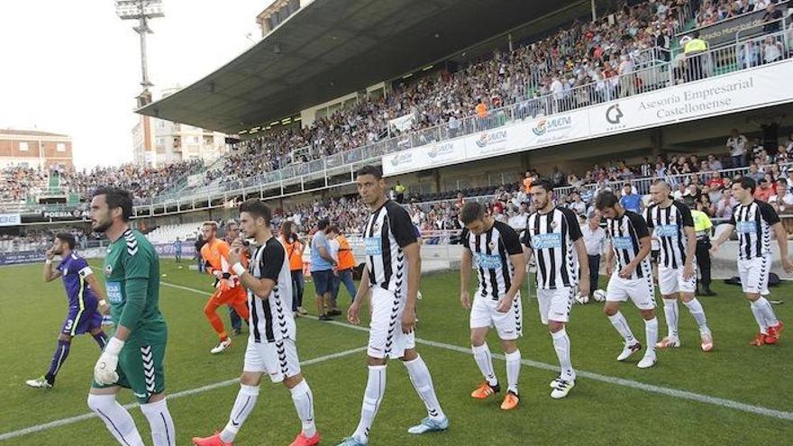 Los jugadores de ambos equipo, en el momento en el que saltaron al verde.