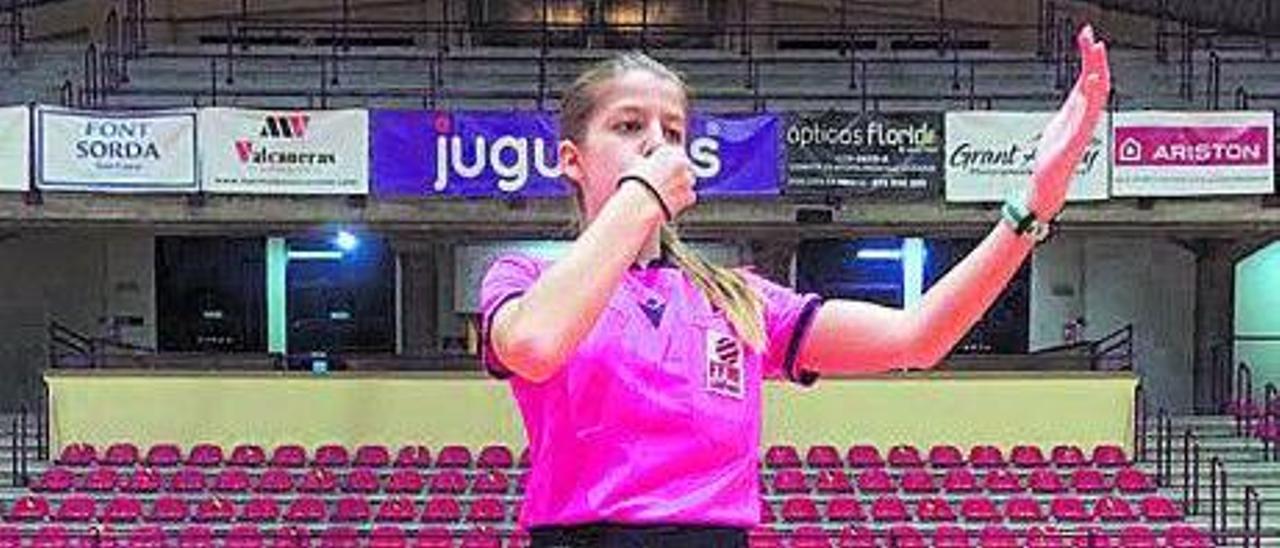 Silvia Guerrero posa vestida de árbitro de fútbol sala en el pabellón de Inca.