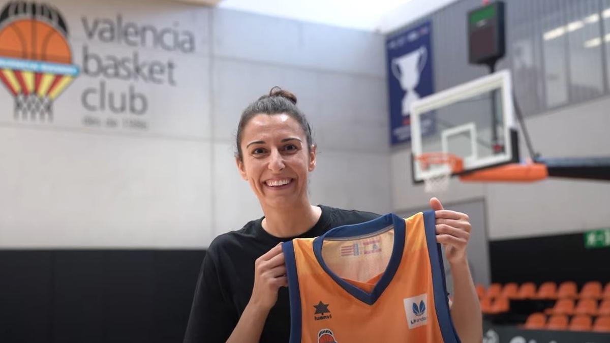 Alba Torrens posa con la camiseta del Valencia BC en L'Alqueria del Basket