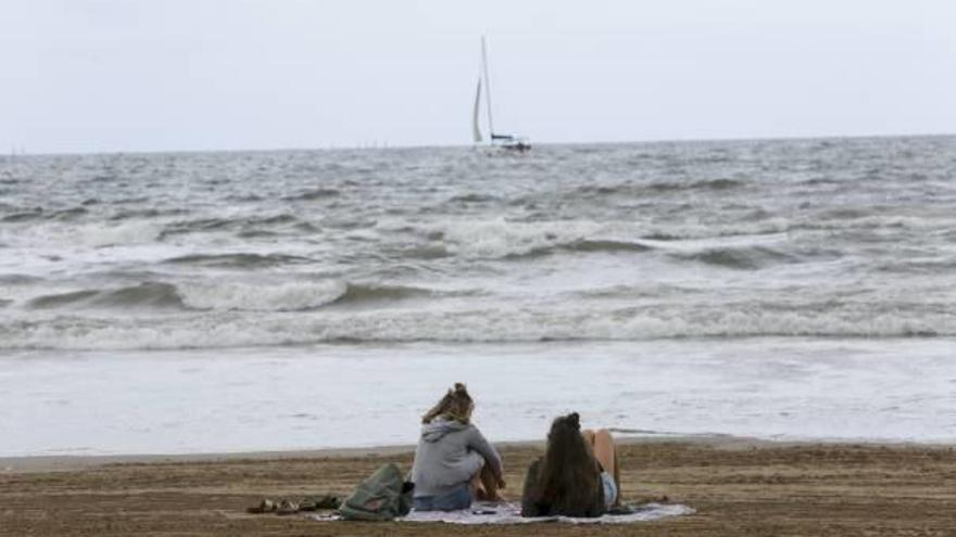 Lluvias y bajas temperaturas han vaciado las playas este fin de semana. En la imagen, Las Arenas.