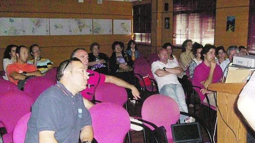 Asistentes a la ponencia de García en Candás, con Ramos Cuervo en primer término.