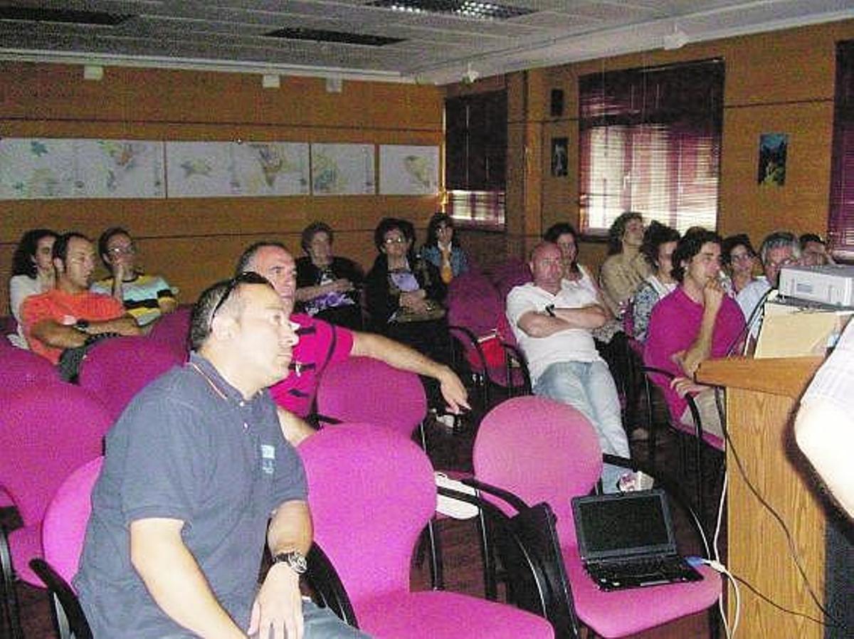 Asistentes a la ponencia de García en Candás, con Ramos Cuervo en primer término.