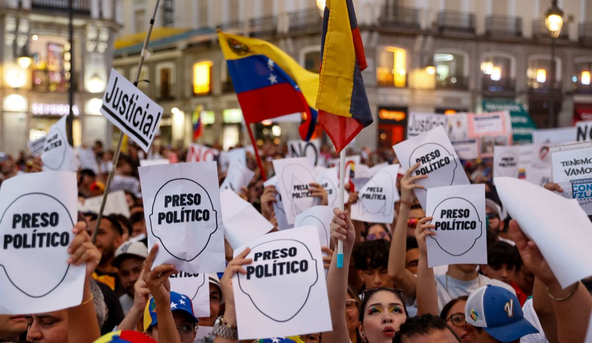 Concentraci�n por la Verdad de Venezuela convocada a nivel Mundial, este s�bado en la Puerta del Sol, en Madrid. EFE_ Fernando Alvarado.jpg