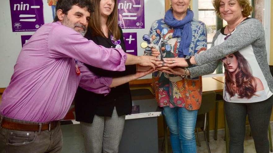 Ramón Vidal, Mónica Rodríguez, Lola Ramos e Encarnación Cochón, na entrega do premio. // Rafa Vázquez