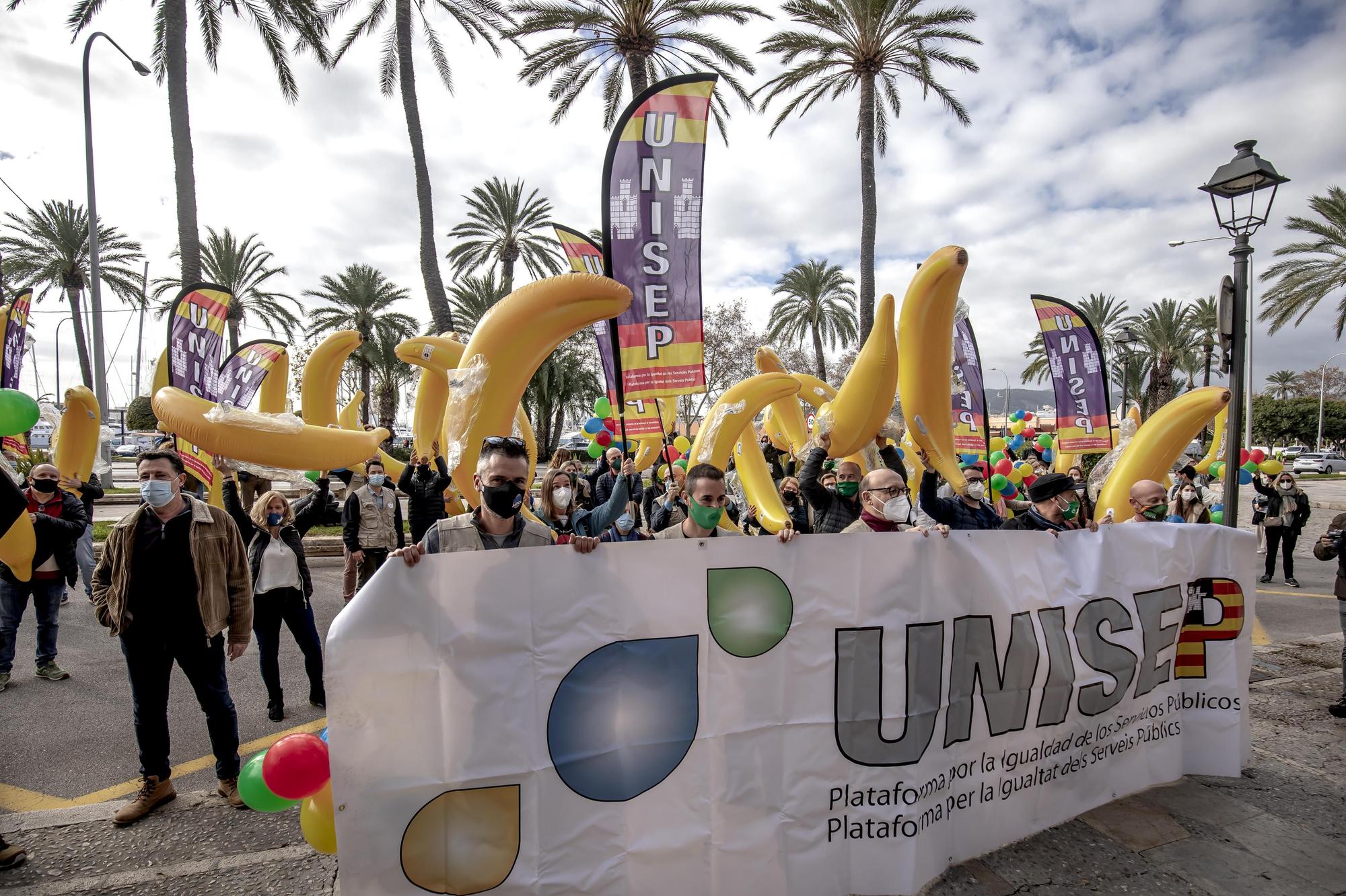Beamte auf Mallorca ziehen mit Bananen vor den Regierungssitz