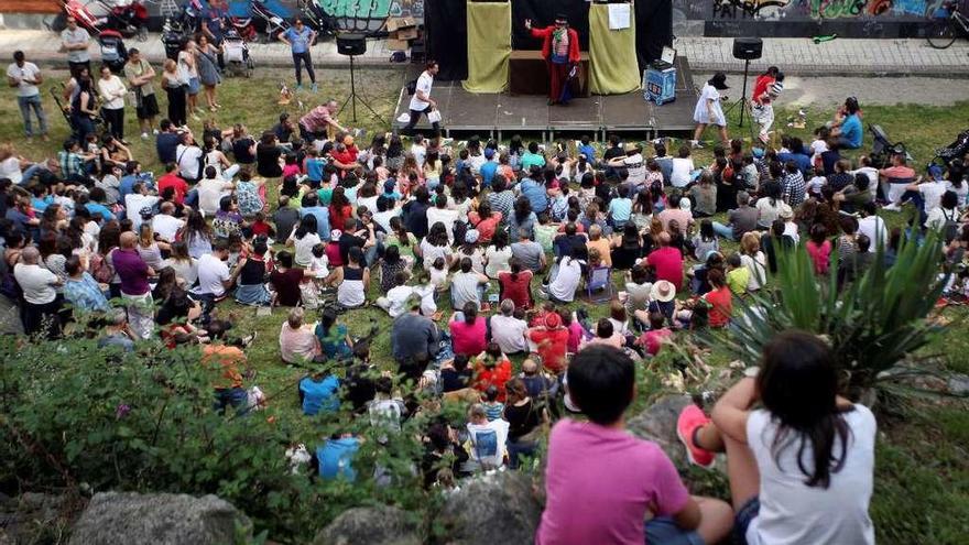 Representación de la compañía Viravolta Títeres, ayer, en el Campo da Petanca de Redondela. // Rafa Estévez