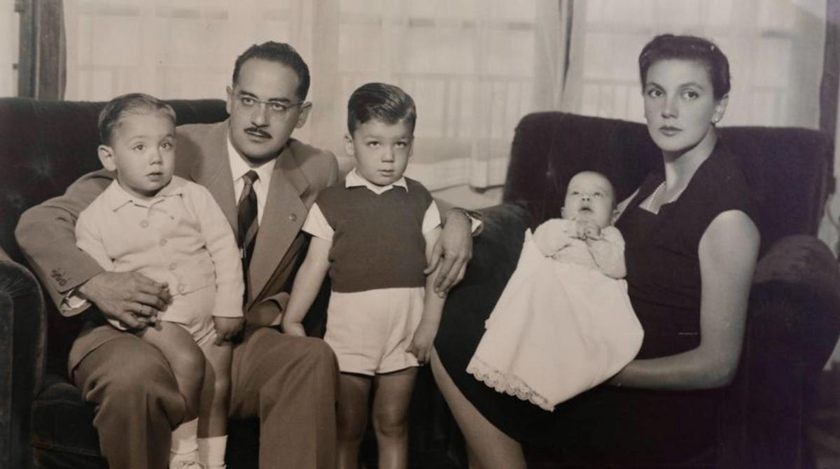 Vicente Díez Faixat, en una sala de su estudio, con un cuadro de su abuelo Vicente Díez González, al fondo. |