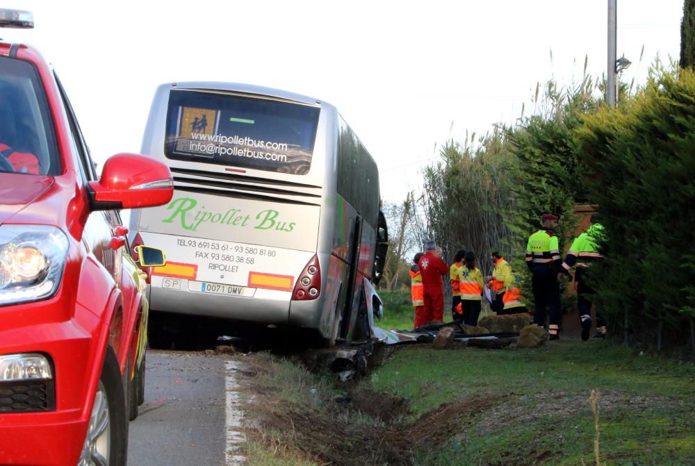 Onze escolars ferits en un accident d'autocar a Peratallada