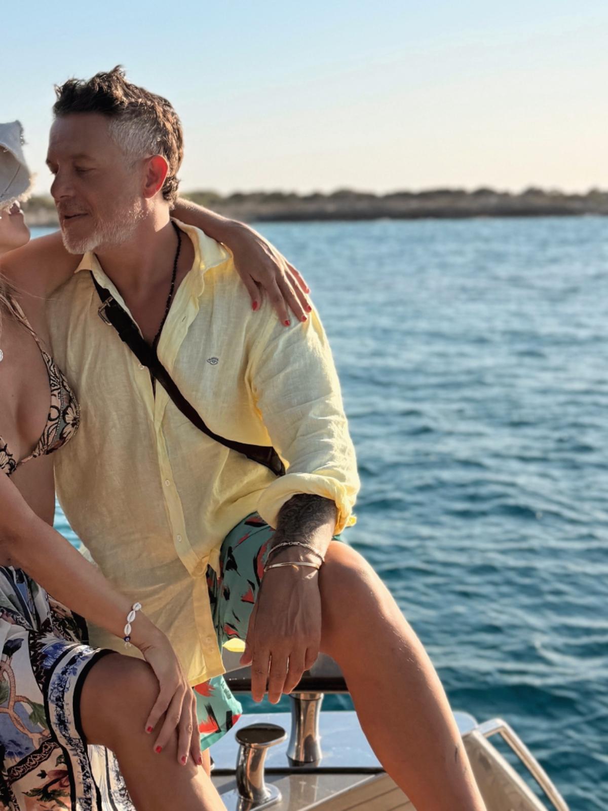 Alejandro Sanz y Stephanie Cayo se abrazan en Mallorca