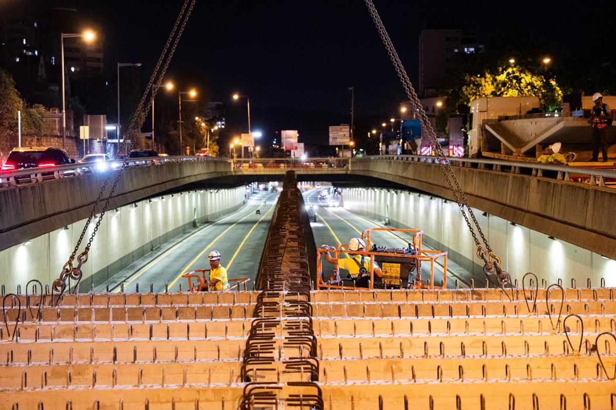 La Guardia Urbana cortará el tránsito en los dos sentidos cuatro noches por semana entre las salidas 5 y 6, mientras una enorme grúa instala 56 prelosas
