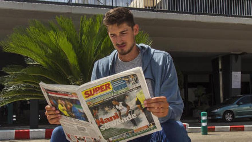 Tibor Pleiss, leyendo SUPER en Manises.