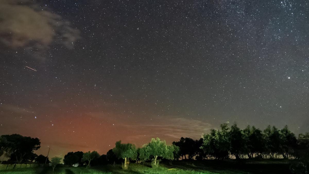 Imagen obtenida desde Cáceres, con una tenue aurora boreal tiñendo el cielo